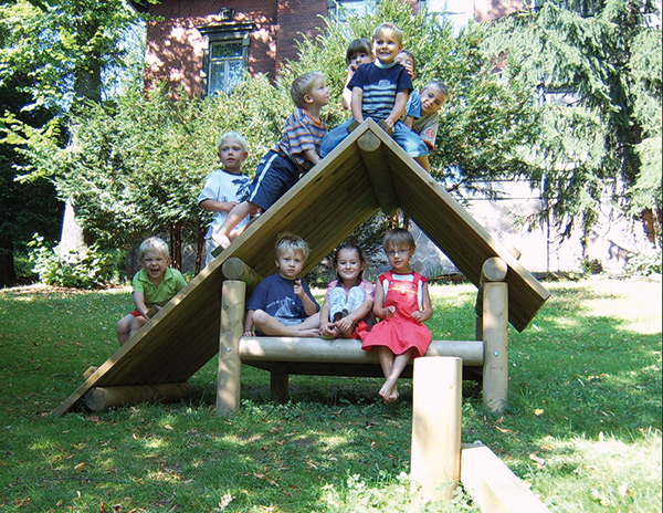 Kinder spielen im Garten